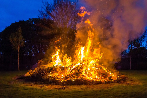 Osterfeuer 2017 008 Ein Osterfeuer in den Abendstunden
